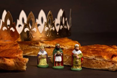 Kral keki ya da Fransızcada galette des rois. Altın kaplama taç ve küçük tılsımlı geleneksel tezahür turtası.