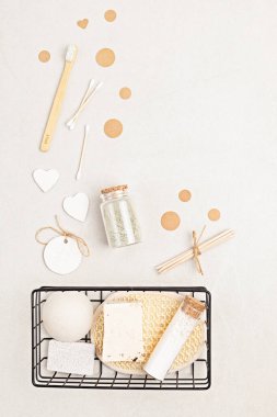 Çevre dostu sabun barları, diş fırçaları, pamuklu bezler, banyo tuzu, kil maske ve tarafsız arkaplanda bez. Sıfır sürdürülebilir yaşam biçimi. Organik self-bakım konsepti. Flatlay, üst görünüm