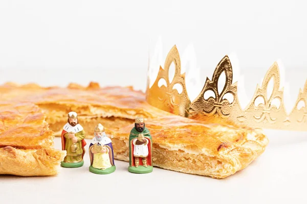 프랑스어로는 케이크 King Cake 나갈라 로이스 Galette Des Rois 황금색 — 스톡 사진