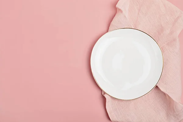 Placa Blanca Vacía Servilleta Algodón Sobre Fondo Rosa Fondo Alimentos — Foto de Stock