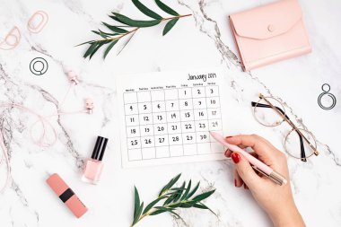 Ocak 2021 takvimi ve ofis malzemeleriyle dolu bir masaüstü. Ev ofisi, sosyal medya blogu, program, planlama konsepti. Flatlay, üst görünüm