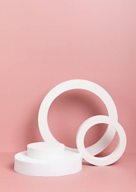 Podyum, stand, ürün sunumu platformu. Soyut pembe arka plan ve beyaz şekiller. Markalaşma ve paketleme sunumu için model