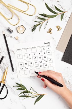 Ocak ayı ve ofis malzemeleri için takvimi olan bir masaüstü. Ev ofisi, sosyal medya blogu, program, planlama konsepti. Düz yatış, üst görünüm