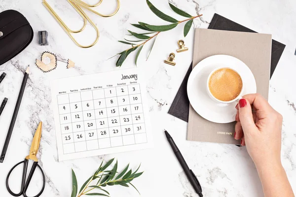 Desktop Met Kalender Voor Januari Kantoorbenodigdheden Thuiskantoor Social Media Blog — Stockfoto