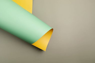 Farklı pastel tonlarda katlanmış kağıdın soyut arkaplanı. Geometrik soyut şekle yakınlaş