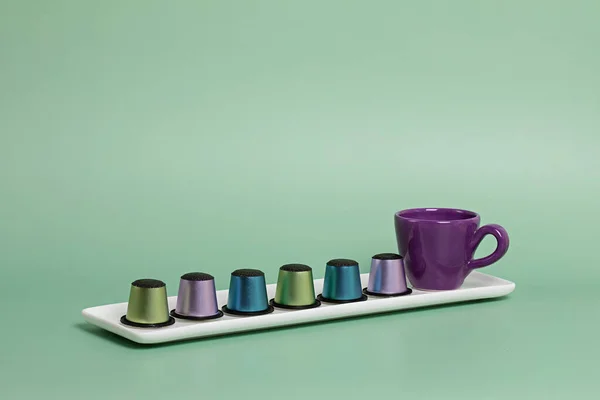 Einweg Kaffeekapseln Und Tasse Auf Grünem Hintergrund Mit Kopierraum Morgendosis — Stockfoto