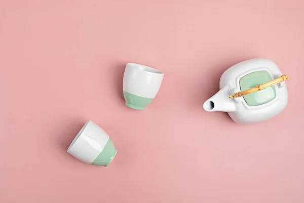 Белый Керамический Чайник Чашками Розовом Фоне Концепция Экологически Чистого Органического — стоковое фото