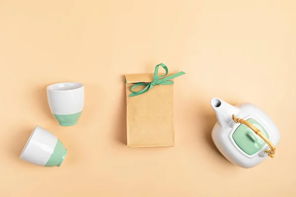Белый Керамический Чайник Чашками Бумажный Пакет Зеленом Фоне Пастели Концепция — стоковое фото