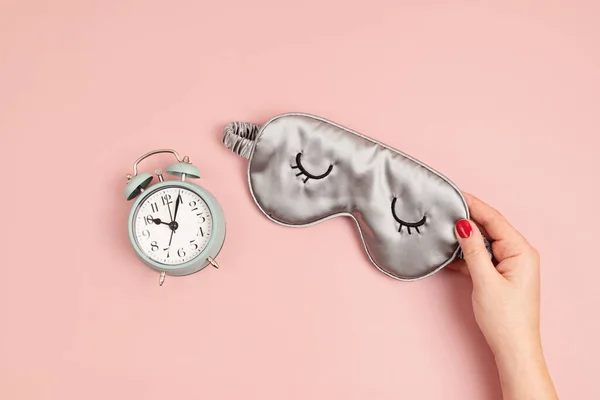 Máscara Para Dormir Reloj Despertador Clásico Sobre Fondo Rosa Pastel —  Fotos de Stock