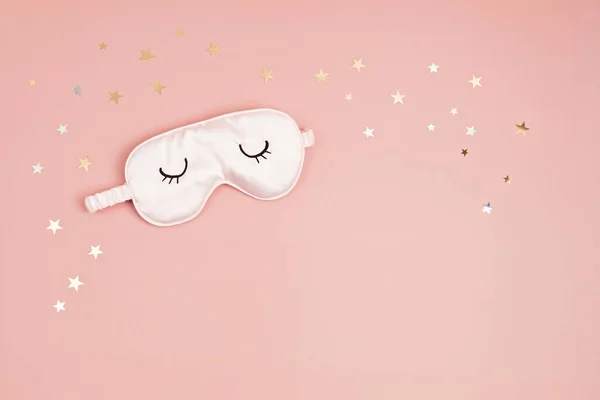 Máscara Para Dormir Sobre Fondo Pastel Rosa Con Estrellas Doradas —  Fotos de Stock