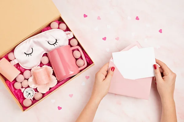 Vorbereitung Pflegepaket Saisonale Geschenkbox Mit Teetasse Kerzen Und Schlafmaske Personalisierter — Stockfoto