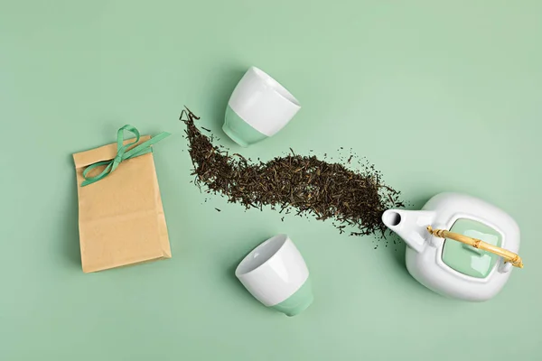 Белый Керамический Чайник Сухими Зелеными Чайными Листьями Бумажным Пакетом Пастельном — стоковое фото
