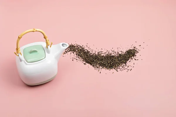 Fehér Kerámia Teáskanna Száraz Zöld Tea Levelek Rózsaszín Alapon Környezetbarát — Stock Fotó