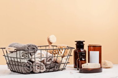 Banyo için bambu ve cam aksesuarlar - kavanozlar, sabun barı, kişisel hijyen için fırçalar. Sıfır atık, organik, plastiksiz, banyo içi için sürdürülebilir dekor