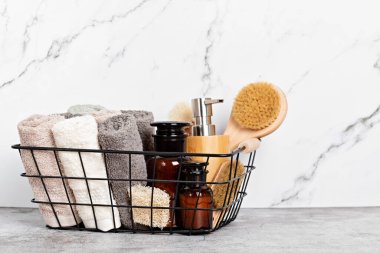 Banyo için bambu ve cam aksesuarlar - kavanozlar, sabun barı, kişisel hijyen için fırçalar. Sıfır atık, organik, plastiksiz, banyo içi için sürdürülebilir dekor