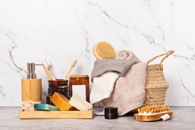 Banyo için bambu ve cam aksesuarlar - kavanozlar, sabun barı, kişisel hijyen için fırçalar. Sıfır atık, organik, plastiksiz, banyo için sürdürülebilir dekor