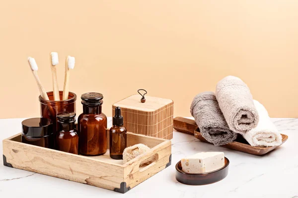 Bambú y accesorios de vidrio para baño - frascos, jabón bar, cepillos para la higiene personal. Residuos cero, orgánicos, libres de plástico, decoración sostenible para baño — Foto de Stock