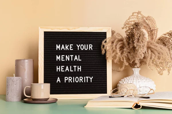 Uczyń swoje zdrowie psychiczne priorytetowym motywacyjnym cytatem na tablicy. Tekst psykologiczny inspiracji — Zdjęcie stockowe