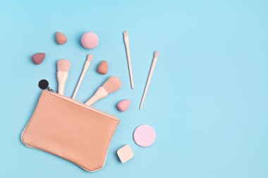 Pembe makyaj fırçaları ve güzellik ürünleri.