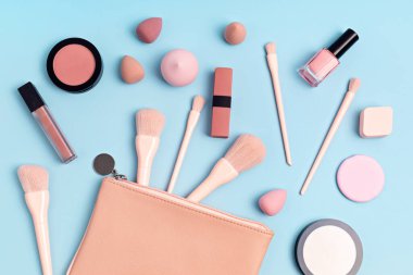Pembe makyaj fırçaları ve güzellik ürünleri.