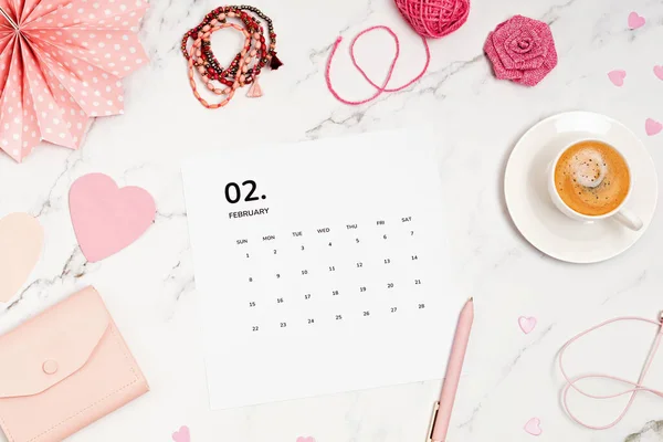 Escritorio con calendario para febrero y accesorios rosa —  Fotos de Stock