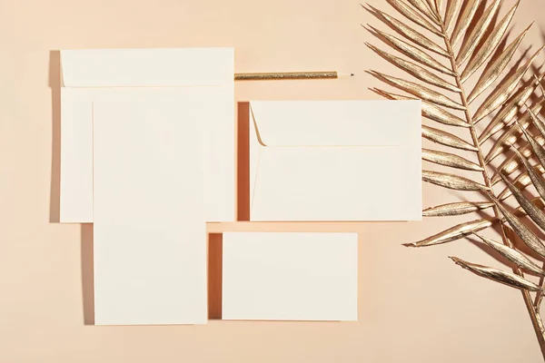 Placeit. Mockup de cartões em branco e envelopes sobre fundo bege neutro — Fotografia de Stock