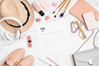 Nisan ayı için kadın moda aksesuarlarıyla yatıyordu. Sosyal medya blogu, program, planlama konsepti. Flatlay, üst görünüm