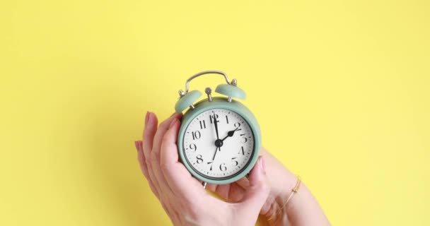 Mulher reencaminhando o relógio uma hora à frente para horário de verão — Vídeo de Stock