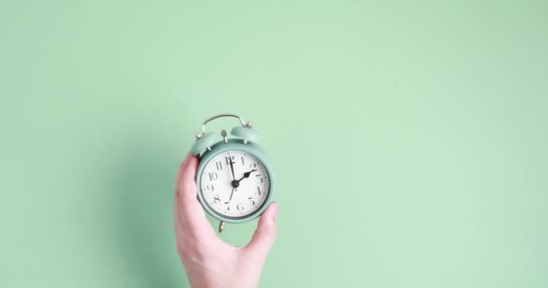 Žena předává hodiny o hodinu napřed, aby ušetřila čas. — Stock video