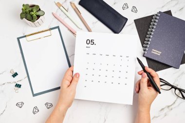 Mayıs ve ofis malzemeleri takvimi olan masaüstü