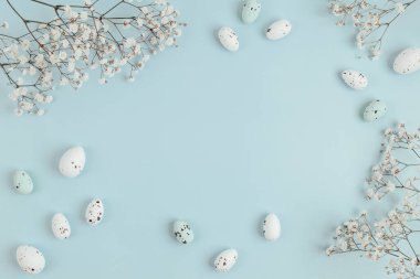 Bahar ve Paskalya bayramı tebrik kartı konsepti çiçekler ve yumurtalar