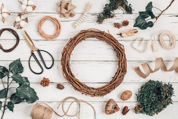 Венок ручной работы из натуральных элементов. Концепция нулевых отходов