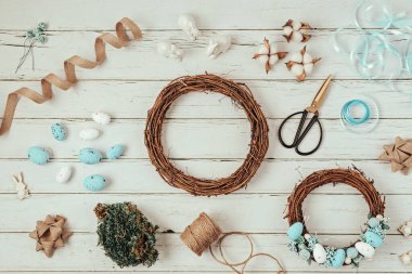 Paskalya yumurtaları ve doğal elementlerle ev yapımı iç dekorasyon çelengi.