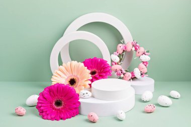 Podyum, ürün sunumu ve yumurtalı Paskalya çelengi. Markalaşma ve festival ambalajlama sunumu