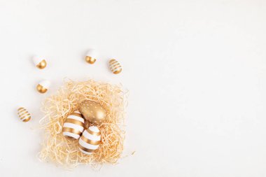 Paskalya sıfır ziyanı, çevre dostu dekorasyon, yumurta ve çiçekler. Hıristiyan dini Paskalya tatili