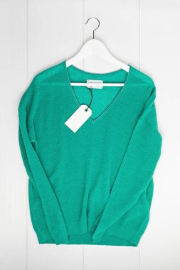 İkinci el dükkanı konsepti. Etiket modeliyle kazağın üstünü göster