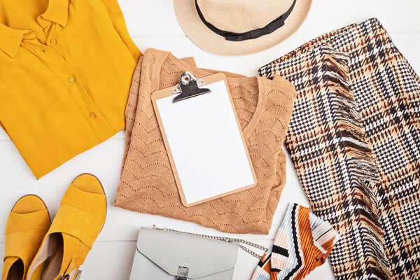 Идея гардероба. Вид сверху на женский наряд.