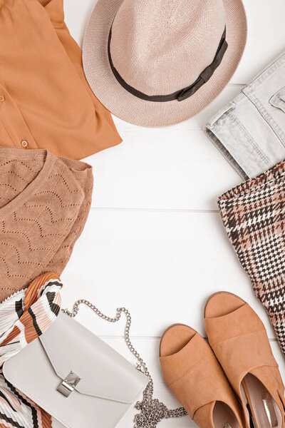 Идея гардероба. Вид сверху на женский наряд.