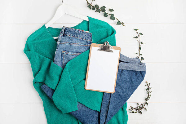 Идея гардероба. Вид сверху на женский наряд.