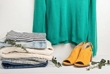 İkinci el gardırop, dairesel moda, kira, kıyafet değiştirme fikri.