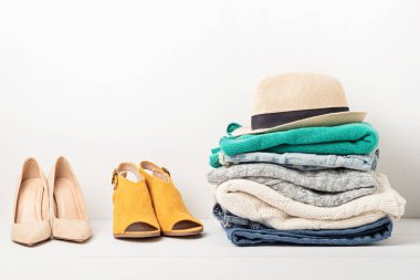 İkinci el gardırop, dairesel moda, kira, kıyafet değiştirme fikri.