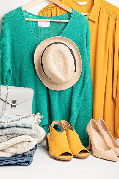 Подержанный гардероб, круговая мода, аренда, обмен одеждой идея.