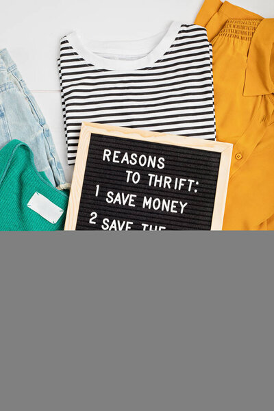 Идея гардероба. Круговая мода, экологически чистые устойчивые покупки, процветающая концепция магазина. Вид сверху на женский наряд.