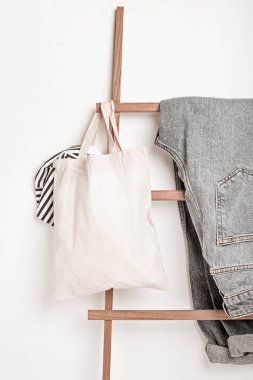 Organik pamuklu çanta ve kot pantolonlu bir model. Sürdürülebilir etik tüketim, sıfır israf, dairesel moda kavramı