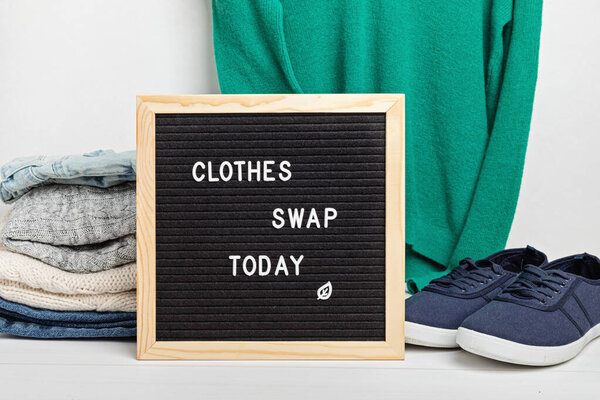 Идея гардероба. Круговая мода, экологически чистые устойчивые покупки, процветающая концепция магазина. Женский наряд.