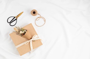 El işi kağıdında hediye kutuları ve doğal dekorasyonlar, yaratıcı ve sıfır atık tatil hediye paketi. Kadınlar günü, anneler günü, paskalya kutlaması konsepti. Üst manzara, düz uzanma