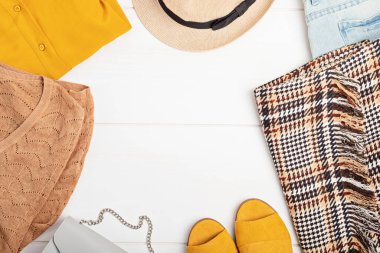 İkinci el kıyafet fikri. Dairesel moda, çevre dostu sürdürülebilir alışveriş, dükkan konsepti. Kadın kıyafetinden daha iyi görünüyor..