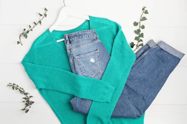 İkinci el kıyafet fikri. Dairesel moda, çevre dostu sürdürülebilir alışveriş, dükkan konsepti. Kadın kıyafeti.