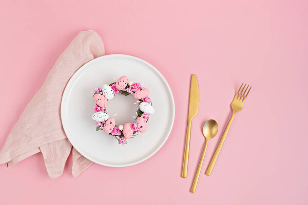 Плоская лежала с макетом меню и украшением столовой. Пасхальный венок и чистая карточка на белой тарелке. Празднование, праздничное приглашение на ужин