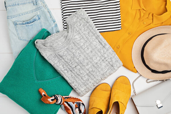 Идея гардероба. Круговая мода, экологически чистые устойчивые покупки, процветающая концепция магазина. Вид сверху на женский наряд.